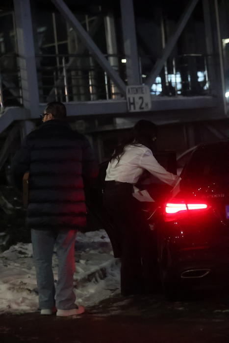 Cei doi ies din mașină