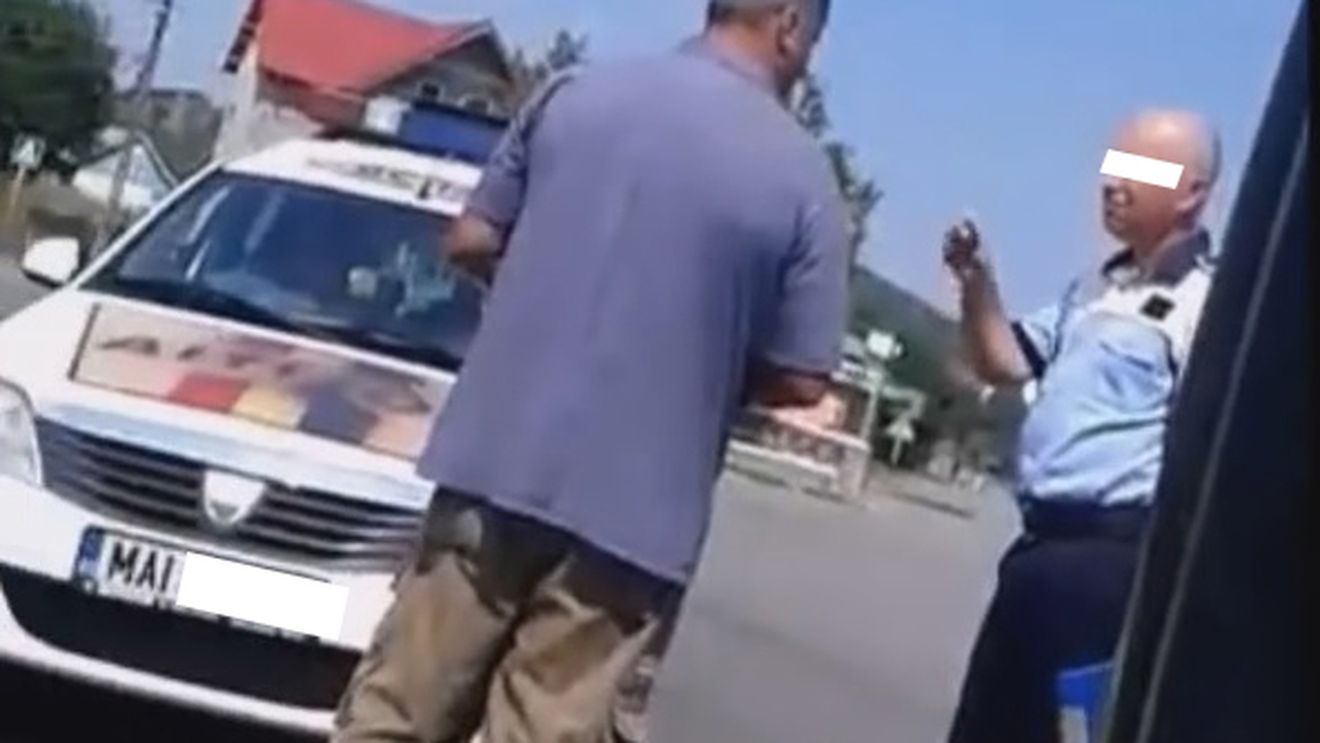 Imagini şocante c-un poliţist din Bacău care ameninţă o familie, în trafic: „Ne-a spus că o să ne execute pe toţi“
