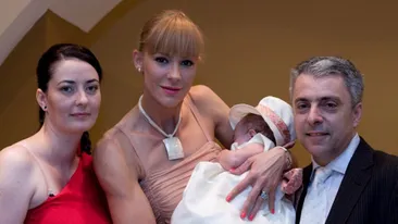 Roxana Ciuhulescu a botezat o fetita