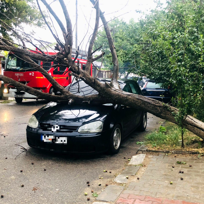 Furtuna a făcut ravagii în 15 județe! Un tânăr de numai 18 ani a murit după ce acoperișul desprins al unei case s-a prăbușit peste el