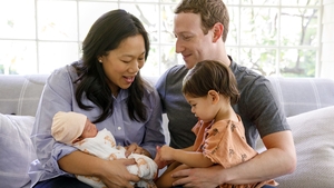 Mark Zuckerberg este din nou tătic! Soţia sa, Priscilla, a născut o fetiţă. Prima fotografie cu urmaşa fondatorului Facebook