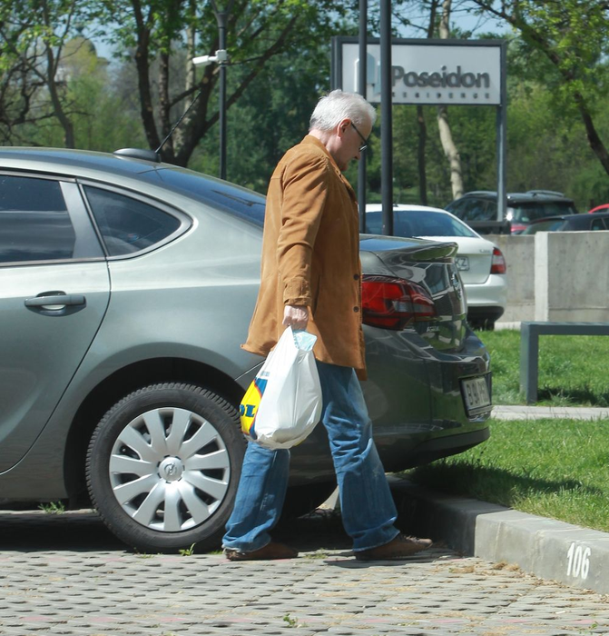 Irinel Columbeanu se îndepărtează de mașină
