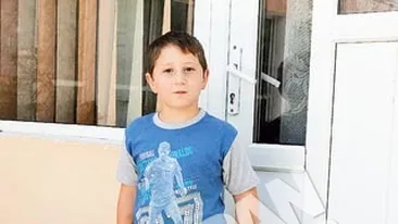 Parintii baiatului care a supravietuit miraculos dupa ce a cazut in put in 2007 au acoperit groapa groazei. Se joaca in locul unde era sa moara ingropat de viu