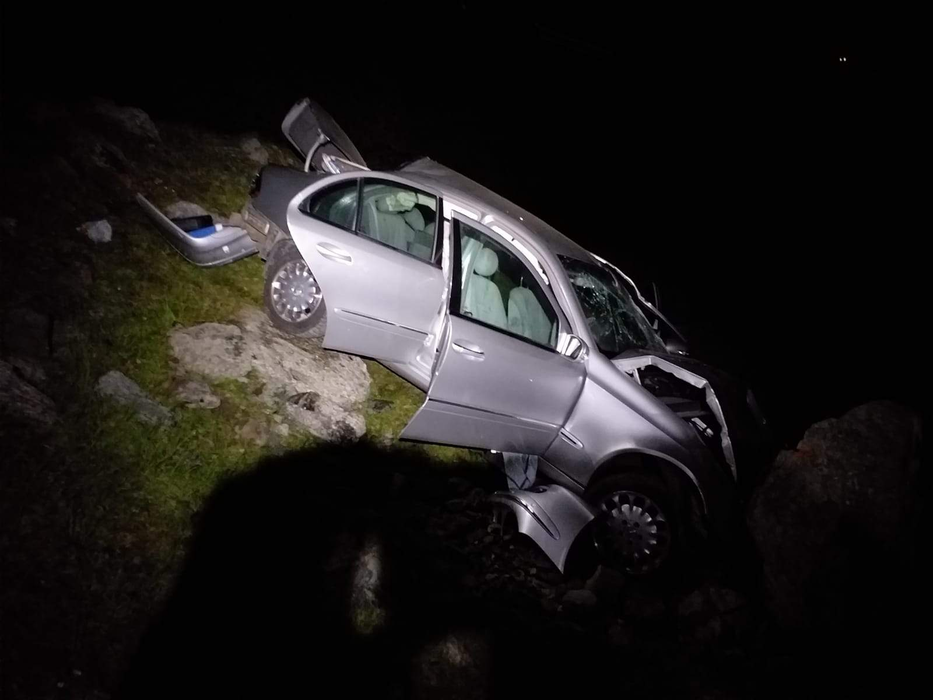 O maşină cu 5 tineri a căzut într-o râpă pe Transfăgărăşan. Apelul la 112 s-a făcut la ora 23:00. FOTO