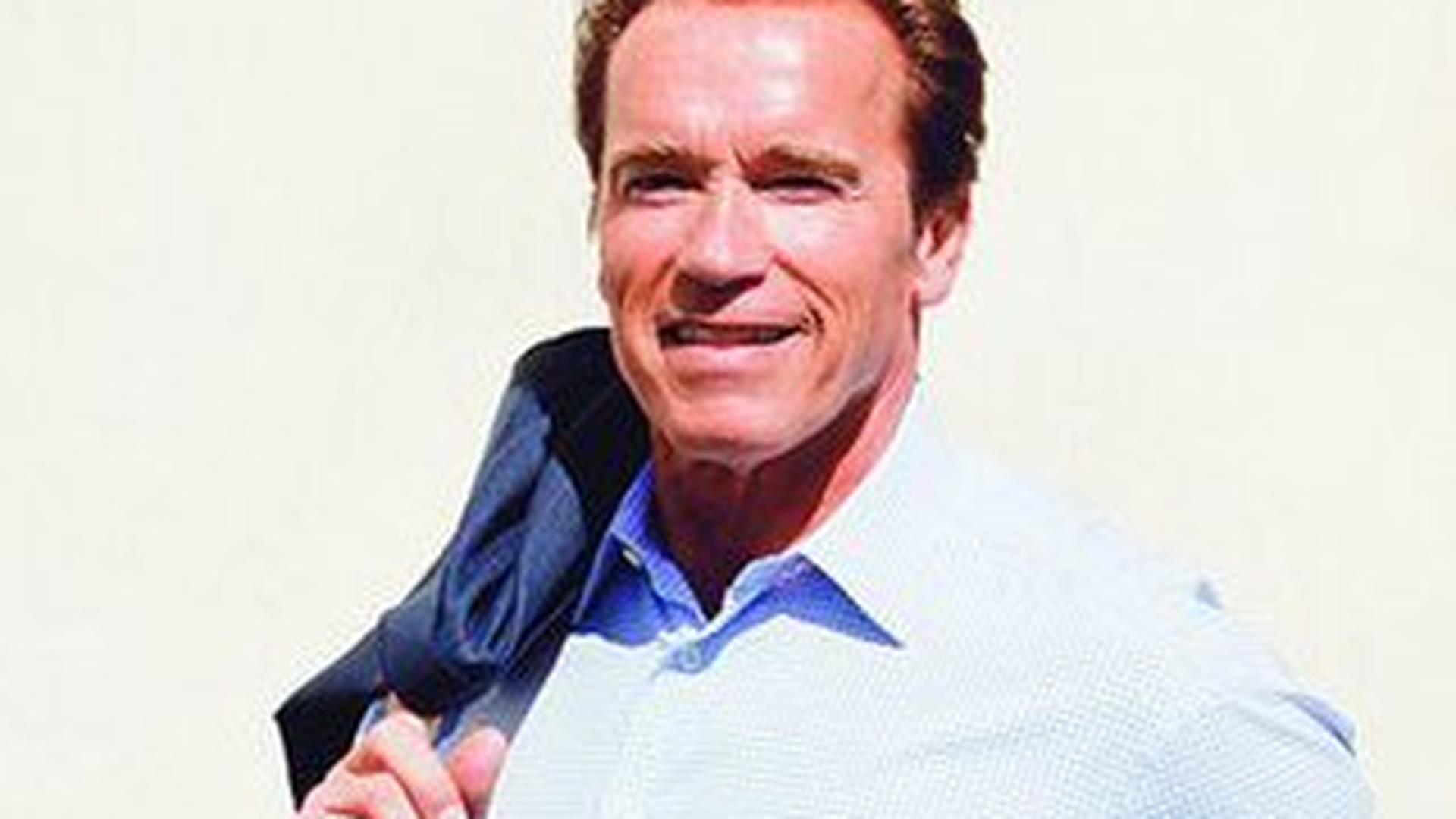 Arnold are un copil din flori cu o servitoare