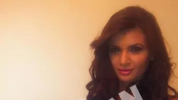 Ce face Ramona Gabor prin Dubai! Primeste zilnic buchete de flori de la necunoscuti si e chinuita de furtunile de nisip de pe plaja!