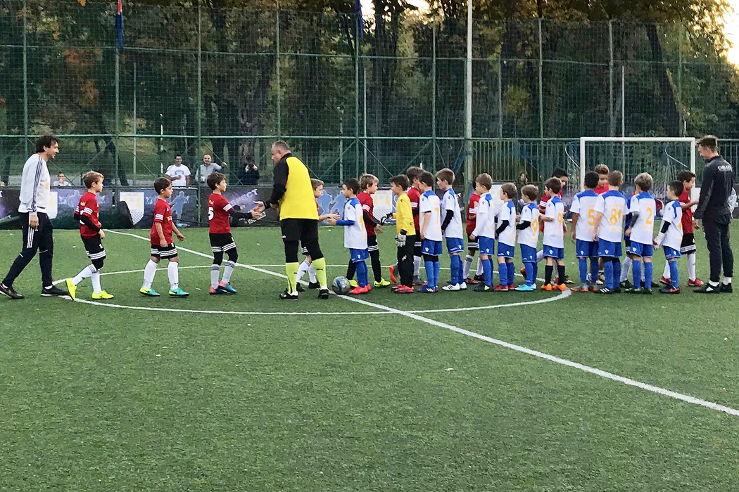Juniorii unei academii de fotbal din București concurează cu Messi & Ronaldo!