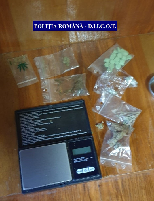 Tineri prinși în flagrant, cu droguri, în Galați. Opt percheziții domiciliare au realizat polițiștii