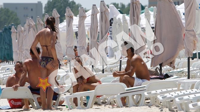 Fie afara oricat de cald, eu nu renunt la fumat! Uite-l pe George Pistereanu cu tigara in gura la mare!