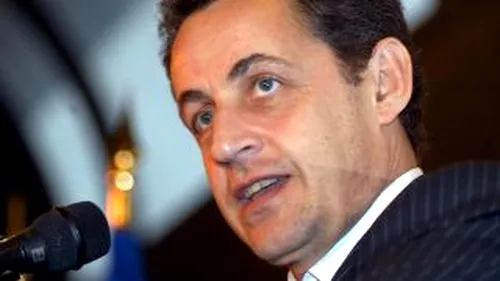 VIDEO Nicolas Sarkozy, atacat cu o sticla de plastic in timpul unei vizite la un colegiu!