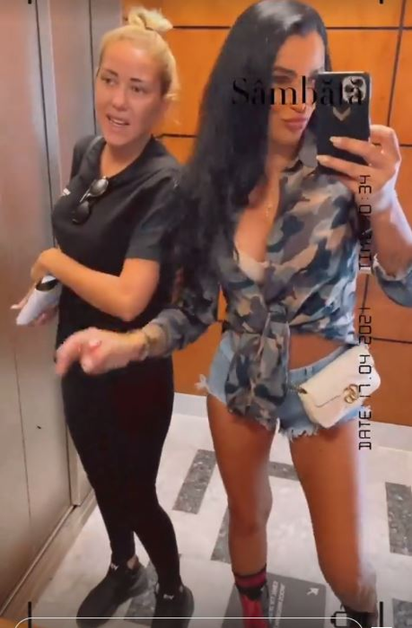 Daniela Crudu, surprinsă ca-n filmele pentru adulți în timp ce purta un costum de baie minuscul. Sora ei a numărat un teanc de valută pe muzica lui Alex Velea | VIDEO