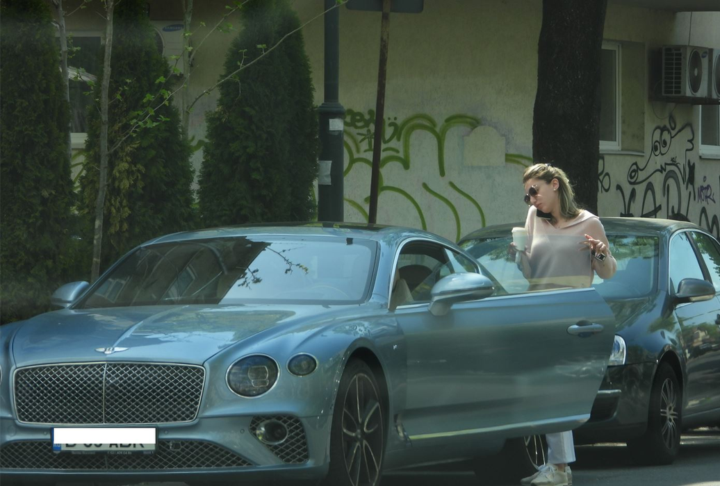 Alexandra Becali a ieșit pe Dorobanți, la o cafea, cu superbul Bentley Continental de 250.000 de euro (Foto: CANCAN.RO)