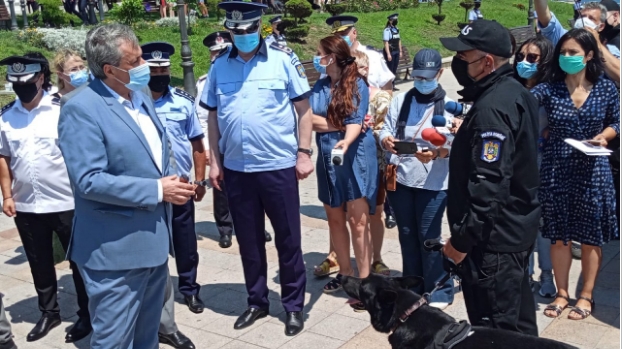 Nu toți angajații MAI îl iubesc pe Marcel Vela! Câinii l-au lătrat la Constanța
