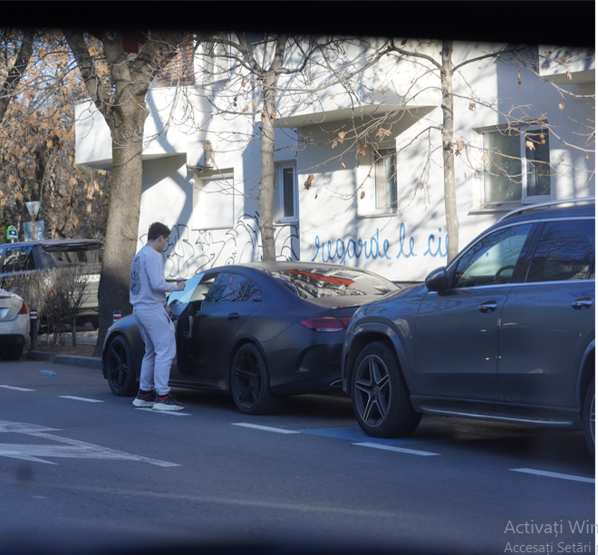 Selly și-a luat cafeluța și va pleca în scurt timp cu mașina care-i parcată lângă trotuar