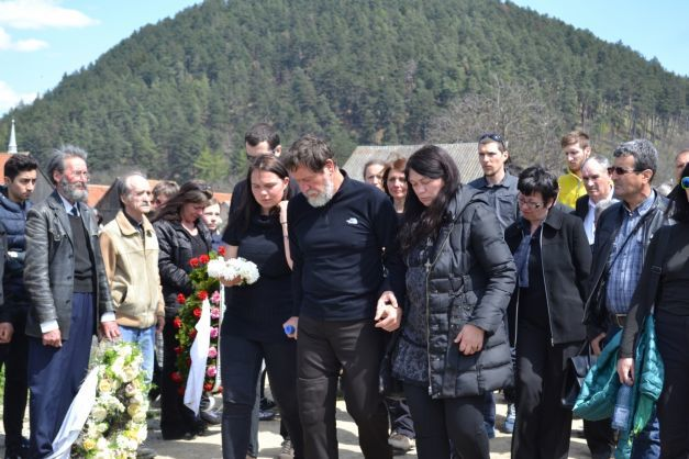 Părinţii Getei au fost însoţiţi de sora mai mare a fetiţei, Coco Popescu. Sursa foto: adevărul.ro