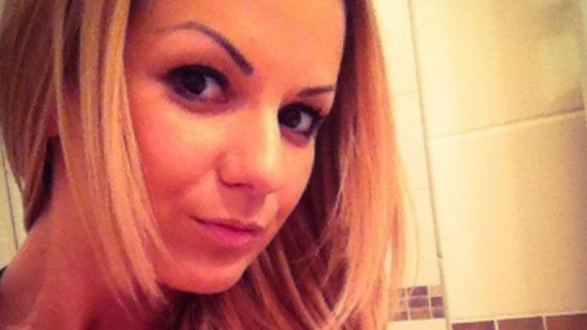 O blonda din showbiz a fost abandonata de mama ei! Plange si o asteapta si acum sa se intoarca acasa!