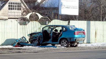 Caz incredibil! Mașina în care a murit o femeie acum două săptămâni stă și acum dezmembrată pe marginea drumului