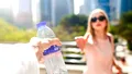 De ce costă în avion „apa plată și de 10 ori mai scump”? Marele secret al Wizzair și Ryanair a fost aflat