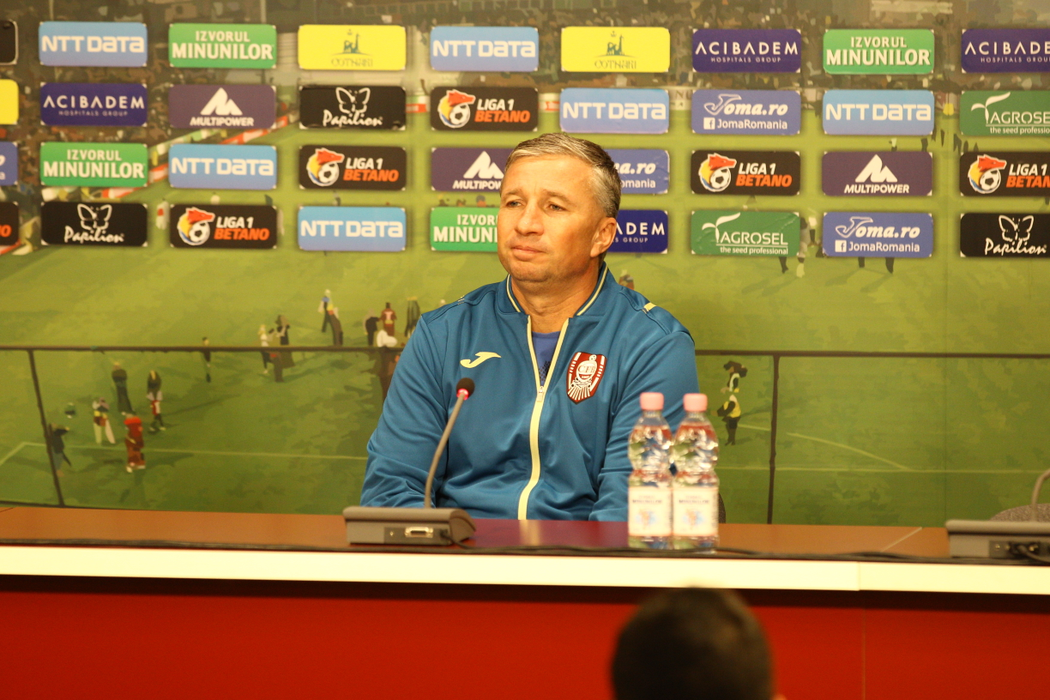 Dan Petrescu la conferinţa de presă din 8 decembrie. Seara şi-ar fi petrecut-o în compania blondei