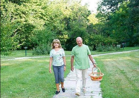 Maria şi Traian Băsescu, plimbându-se în grădina Vilei Lac 3