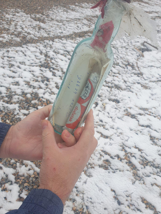 Sticla găsită pe plajă