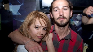 Unul dintre cei mai sexy actori de la Hollywood s-a indragostit lulea de o ospatarita romanca, insa aceasta i-a dat cu flit!