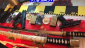 Ca-n Vestul Sălbatic! Într-o ceartă cu vecinul, un bărbat din Argeș și-a scos pistolul și sabia