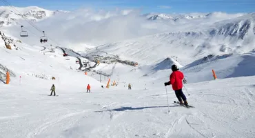 Stațiunea din România luată cu asalt de turiști. Abonamentul pentru o zi pe pârtie costă 145 de lei