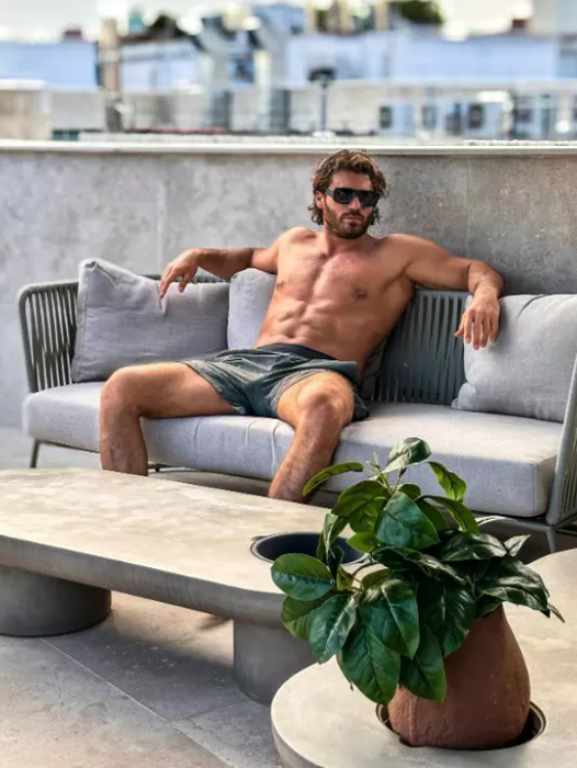 Cum arată casa spectaculoasă a lui Can Yaman din Italia, cu piscină infinity? Imagini rare