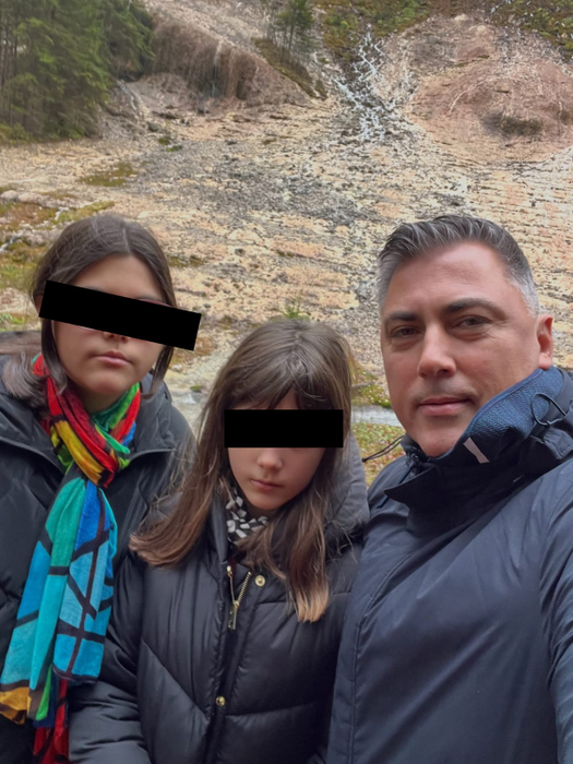 Motivul pentru care fetițele lui Alexandru Ciucu apar mereu serioase în pozele cu el. Ce a dezvăluit designerul