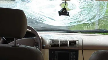 Cat noroc au avut! Doi americani s-au trezit cu un tarnacop in parbriz in timp ce mergeau pe autostrada - Vezi cum i-a ratat moartea