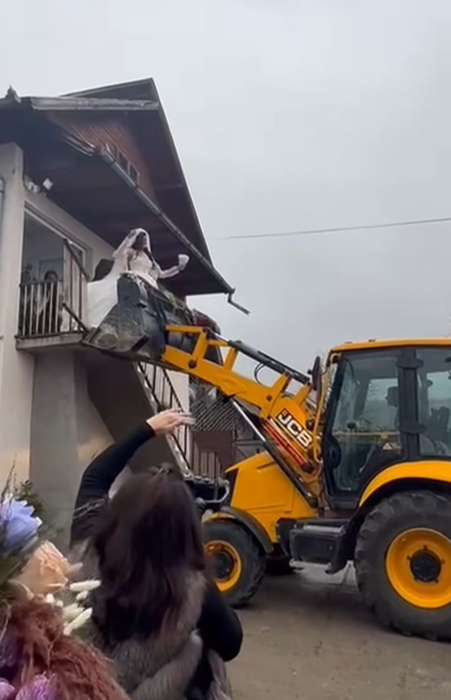 Nu e un banc! Cum au fost scoasă din casă această mireasă, în ziua nunții