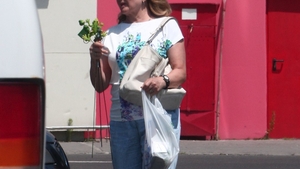 Maria Băsescu şi-a lăsat SPP-istul la maşină. Ex-Prima Doamnă, la cumpărături ”sub acoperire”