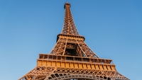 Directorul Turnului Eiffel a anunțat că renunță la funcție după ce angajatele au fost înlocuite cu bărbați în timpul vizitei unui grup religios