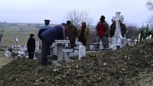 Caz terifiant în Vâlcea! Ce a găsit o familie în cavou, la 21 de ani de la înmormântarea unei tinere