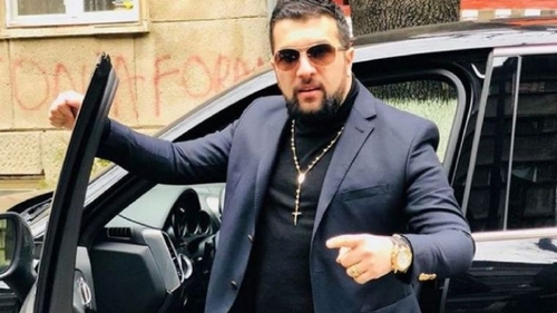 VIDEO| Aroganța lui Tzancă Uraganul! S-a suit în Rolls Royce și s-a dus direct să ia mici. E incredibil ce l-a pus să facă pe grataragiu.