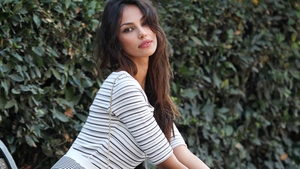 Mădalina Ghenea, cum nu ai mai vazut-o până acum! Şi-a suflecat rochia si s-a suit pe...