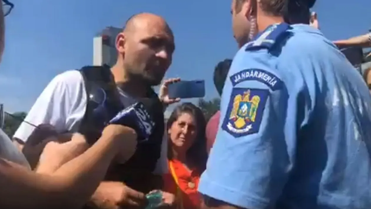 Scandal uriaș în Piața Victoriei! Protestatarul Dide a fost amendat! Ce le-a făcut jandarmilor VIDEO