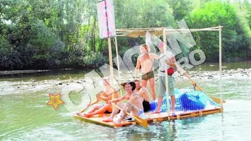 Vor sa ajunga gratis pe litoral, cu o ambarcatiune din scanduri. Dusi cu pluta!