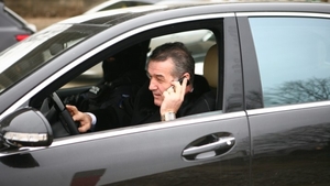 Gigi Becali, tras pe dreapta de un polițist în timp ce vorbea la telefon. Replica savuroasă pe care i-a spus-o agentului