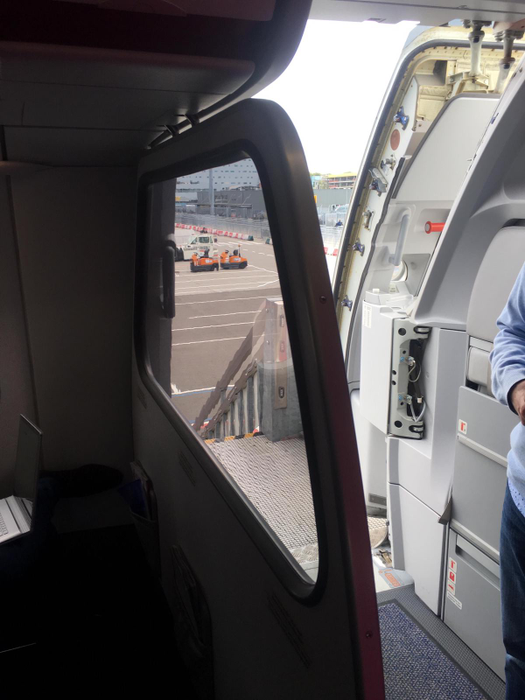 Scandalos! Ce au pățit câțiva pasageri români într-un avion low-cost Eindhoven – București