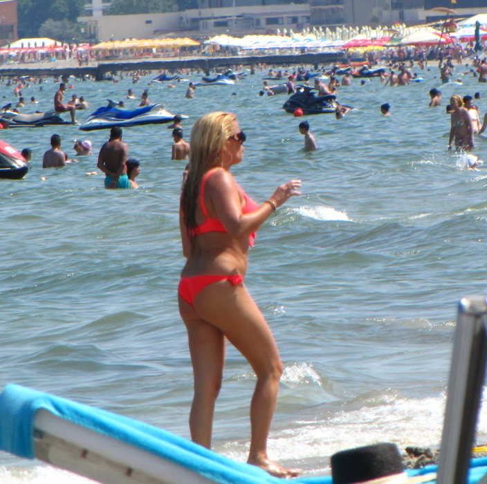 Doamnelor, nu vă lasaţi bărbaţii să vadă aceste imagini! Leta şi cu Nicoleta, ”pericole publice” pe plaja din Mamaia!