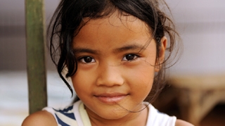 O fetita din Indonezia a supravietuit tsunami-ului din 2004 si abia acum si-a gasit familia!