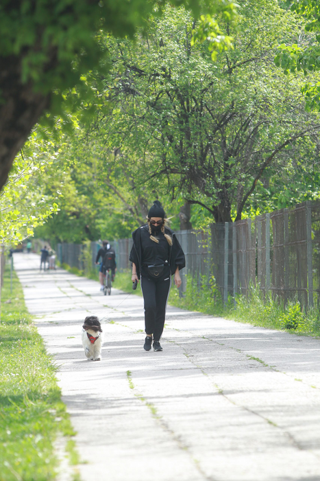 Tania Budi și-a plimbat câinele în „stil ninja”
