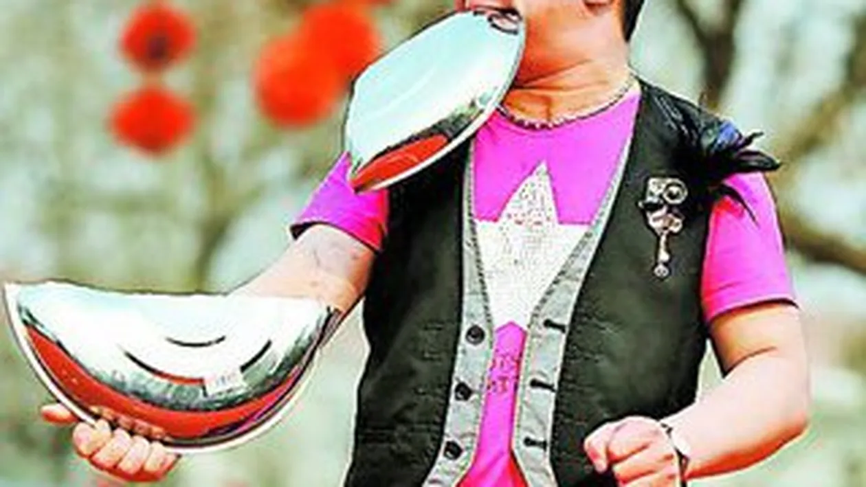 A rupt cu dintii un castron de inox