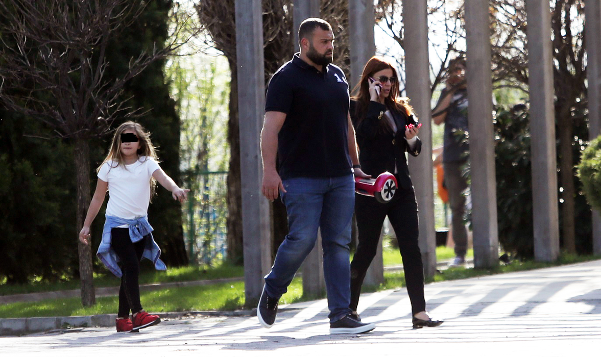 Tatăl, mama și fiica, la plimbare