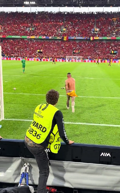 Ce a făcut un spectator român, în pielea goală, după ce a intrat în teren: „Ia, bă, adidasu'”. Imagini virale de la meciul României!