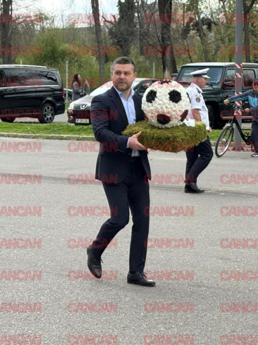 Politicieni, foști jucători și sute de fani își iau rămas bun de la Mircea Lucescu. Ultima zi de omagiu pe Arena Națională