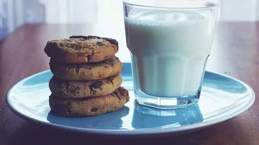 De ce nu este bine să încălzești laptele la cuptorul cu microunde? Explicația pe care puțini o știu