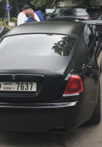 Cosmin Olăroiu a coborât la costum din Rolls și a dat bacșiș 50 €!